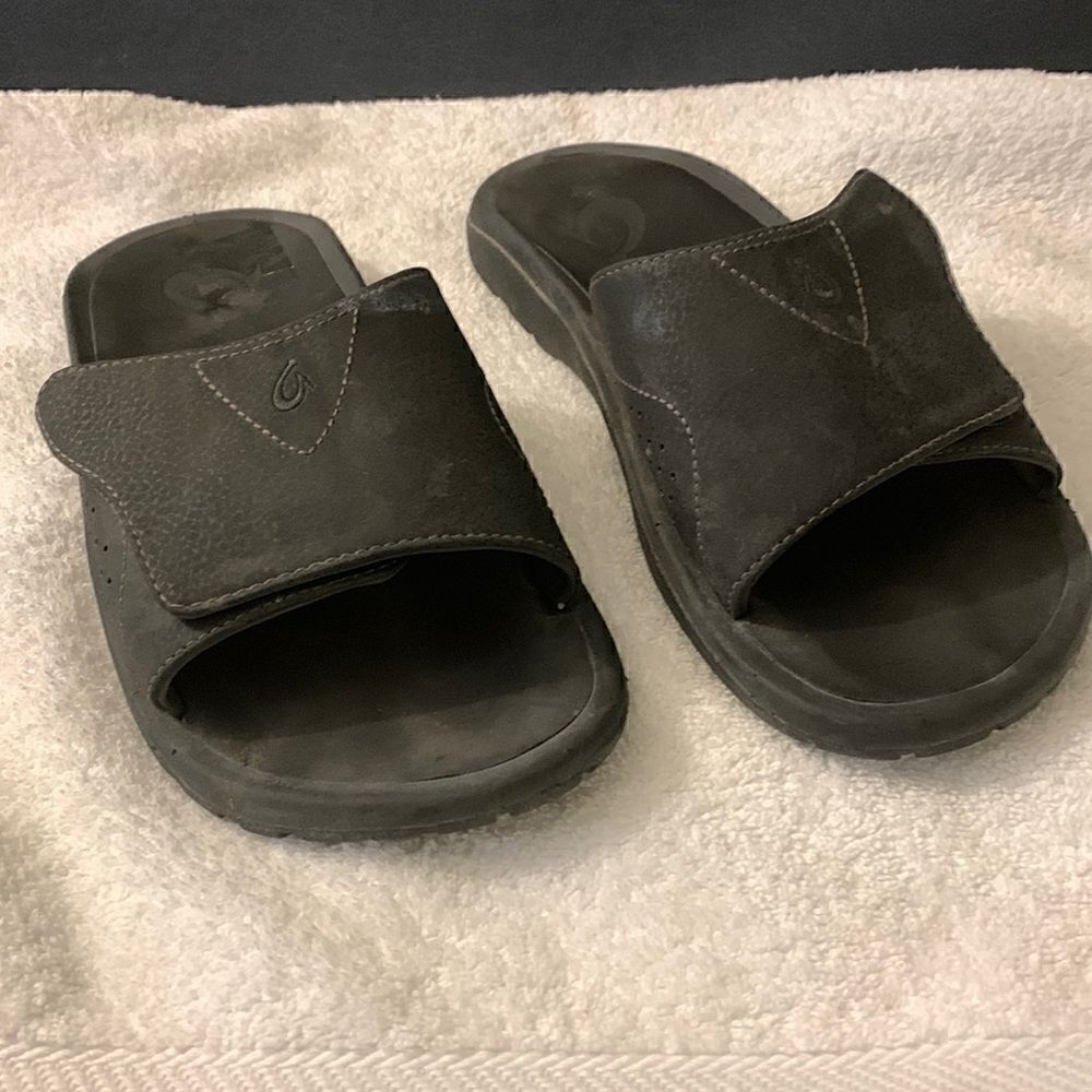 Olukia, sandals “NALU SLIDE”, size 9, Velcro adjustable fronts, great condition